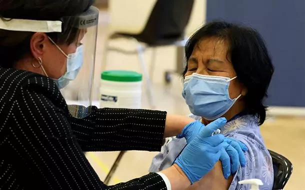 Profissionais de saúde, idosos mais vulneráveis e indígenas que vivem em reservas isoladas serão os primeiros a serem vacinados no país.