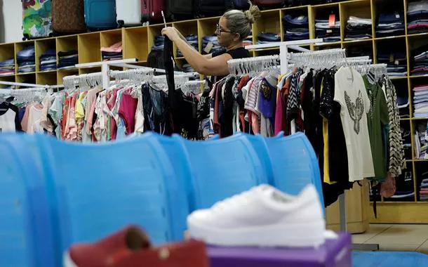 Confiança do consumidor brasileiro volta a melhorar em junho, mostra FGV