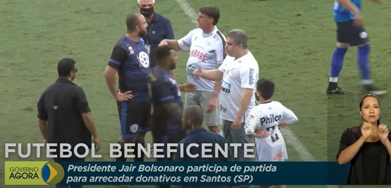 TV Brasil transmite jogo de futebol com Bolsonaro em campo