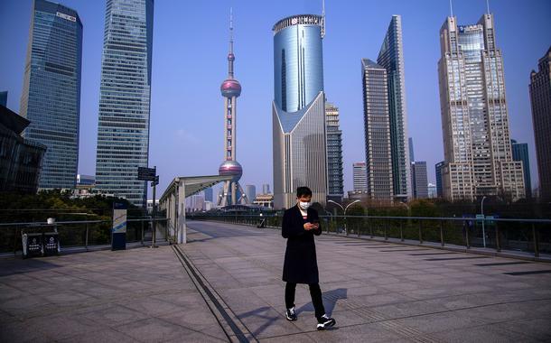 Homem anda de máscara na cidade de Xangai, na China