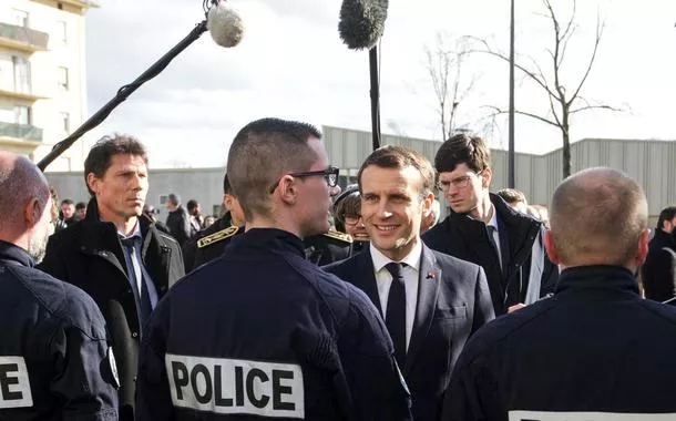 Emmanuel Macron com a polícia