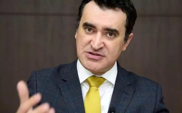 Tarcísio publica decreto para facilitar afastamento sumário de Alysson Mascaro da USP