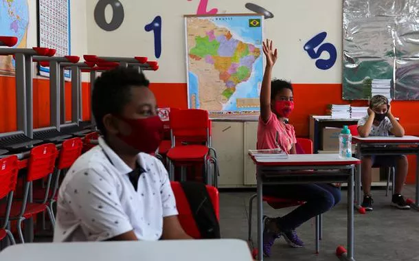 Por cima é balangandã, por baixo é mulambo só