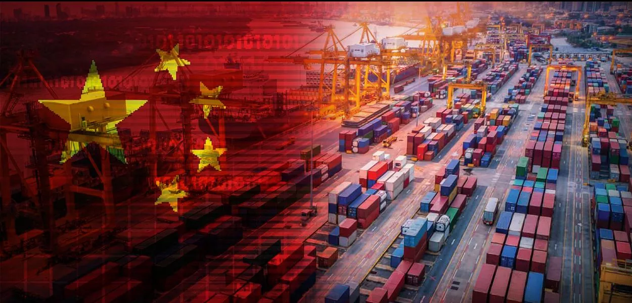 Bandeira chinesa e uma região portuária no país asiático