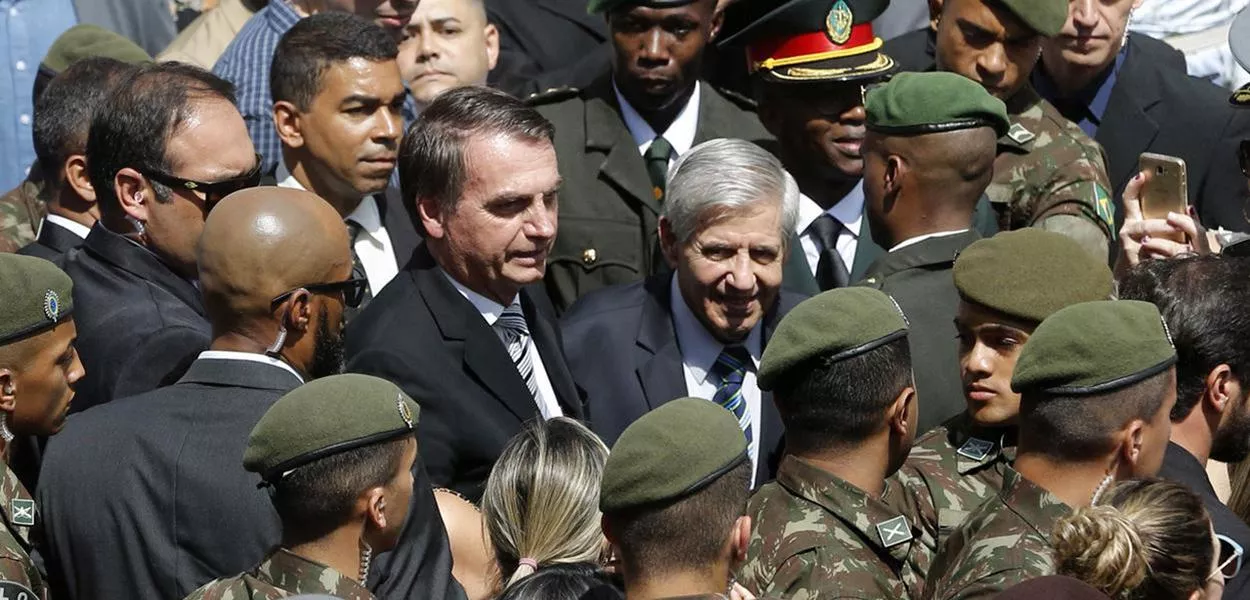 Jair Bolsonaro, o general Augusto Heleno (ex-ministro do GSI) e militares