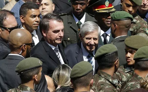 Jair Bolsonaro, o general Augusto Heleno (ministro do GSI) e militares