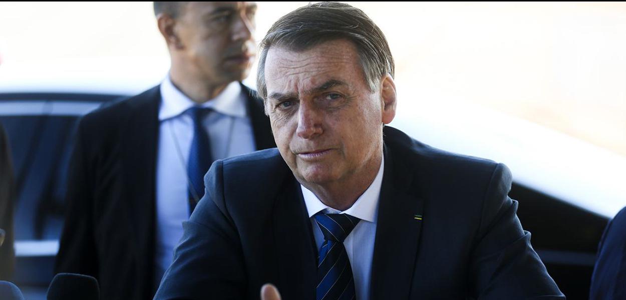 Presidente Jair Bolsonaro fala ࠩmprensa ao sair do Palᣩo da Alvorada