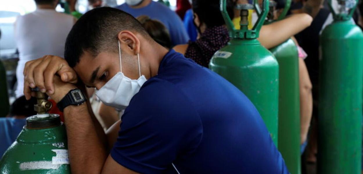 Familiares de pacientes internados fazem fila para compra de oxigênio no dia 18 de janeiro na capital amazonense