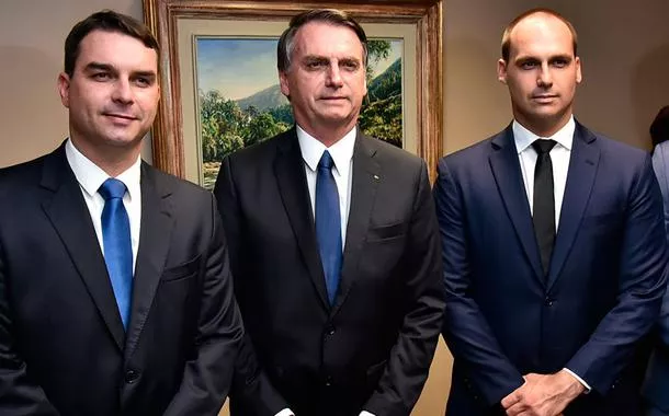 Filhos de Bolsonaro elevam ataques a aliados após centrão se aproximar de Tarcísio