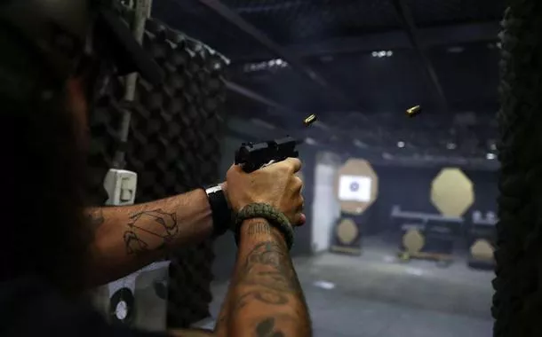 Compra de armas por CACs cai 91% no governo Lula