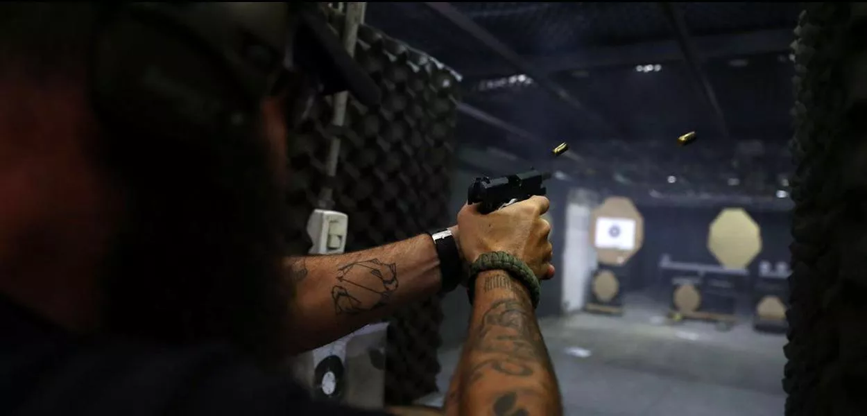 Compra de armas por CACs cai 91% no governo Lula