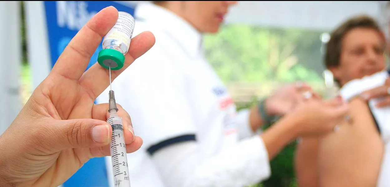 Falta vacina e sobra incompetência: governo Zema deixa Minas de fora da produção de vacinas