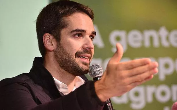 Depois de se assumir gay, Leite é elogiado pela atitude mas cobrado por apoio a Bolsonaro em 2018