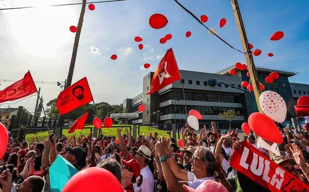 A vigília e o aniversário de Lula