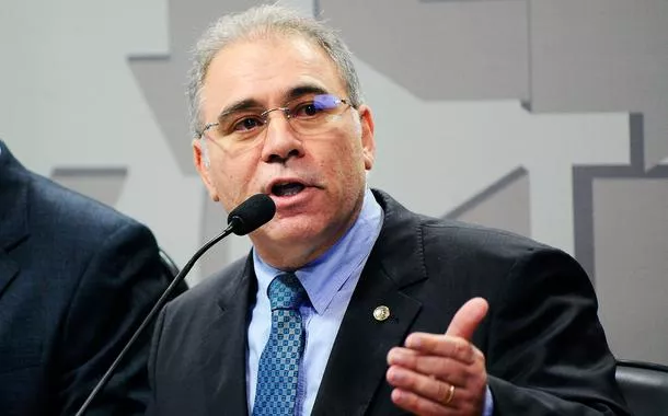 Marcelo Queiroga é punido por gesto obsceno a manifestantes contrários a Bolsonaro em Nova Iorque