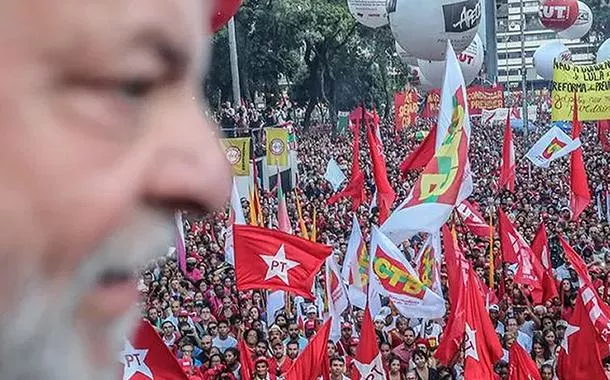 Acesa a esperança vive, olha Lula lá!