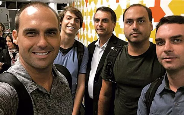 Jair Bolsonaro e filhos