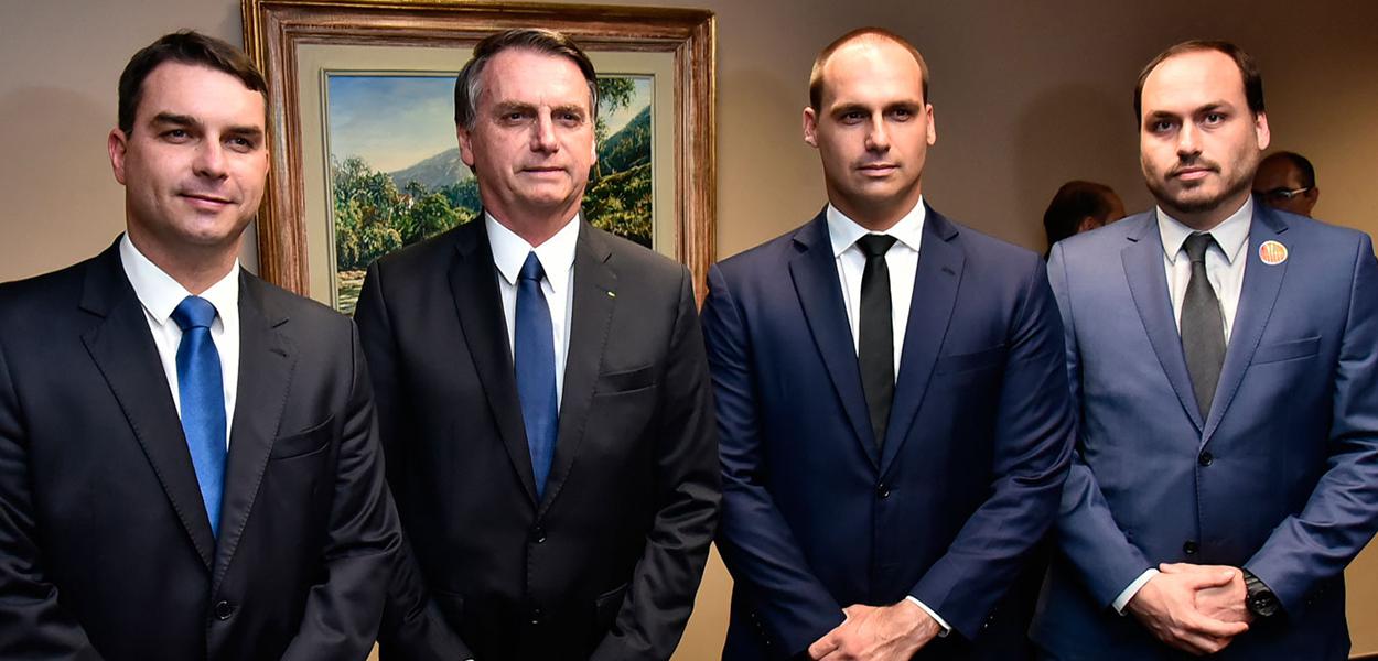 Flávio, Jair, Eduardo e Carlos Bolsonaro (Foto: (Rafael Carvalho/Governo de Transição/Divulgação)) Flávio, Jair, Eduardo e Carlos Bolsonaro