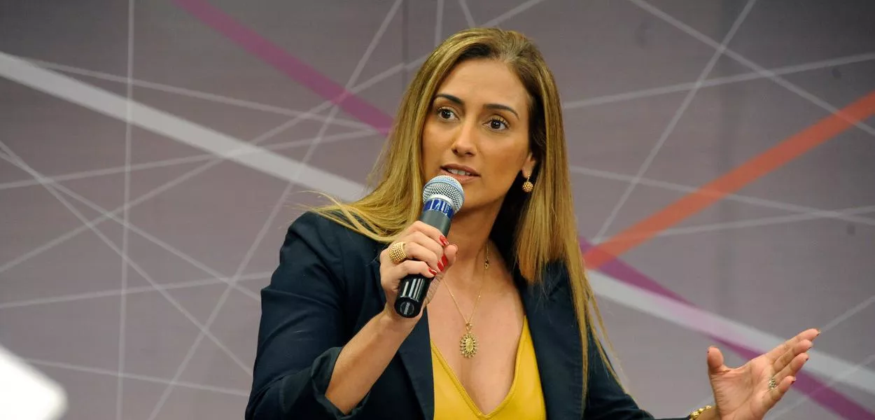 Flávia Peres
