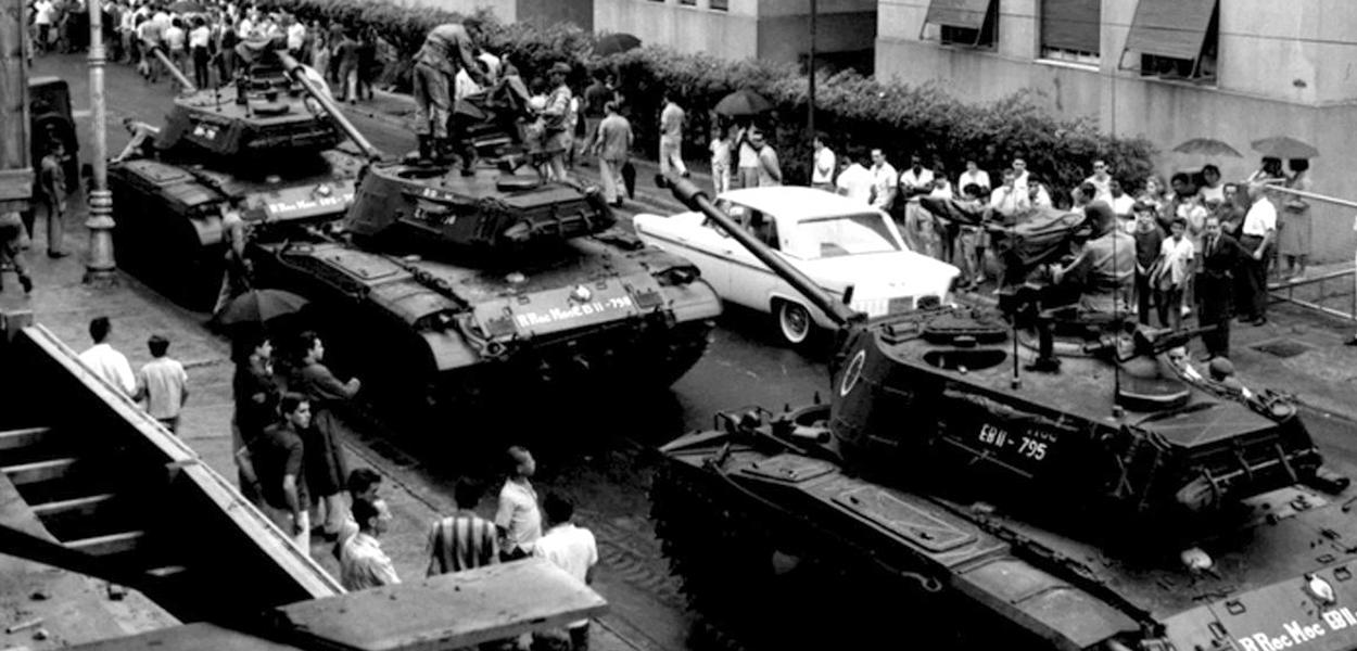 Tanques tomam as ruas em abril de 1964.