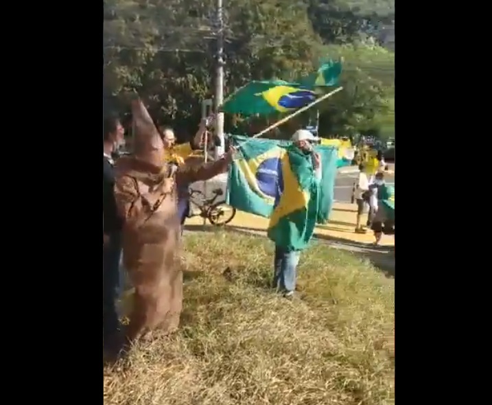 O cara atraiu a garota para atrás nele 🇧🇷🤣 Kkk poder da