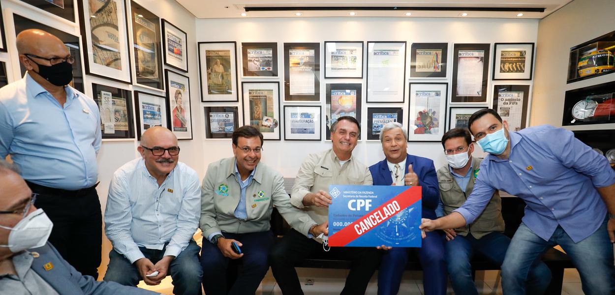 Em Manaus, Bolsonaro posa em foto com 'CPF cancelado'