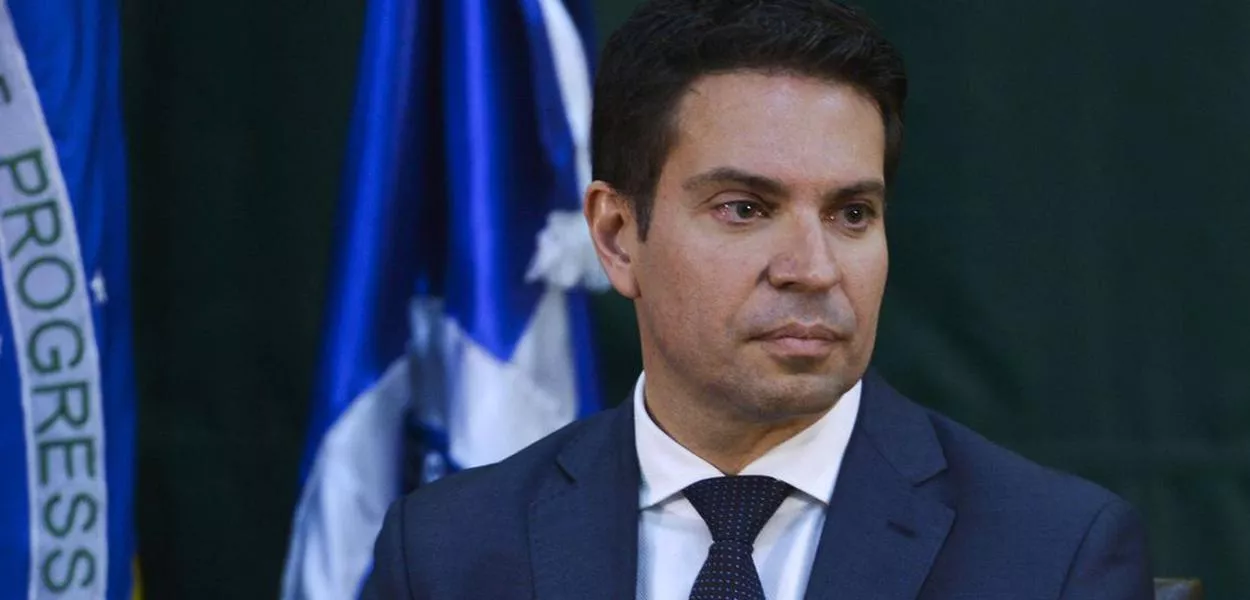 "Fugitivo de quinta categoria", diz Jandira Feghali sobre Alexandre Ramagem