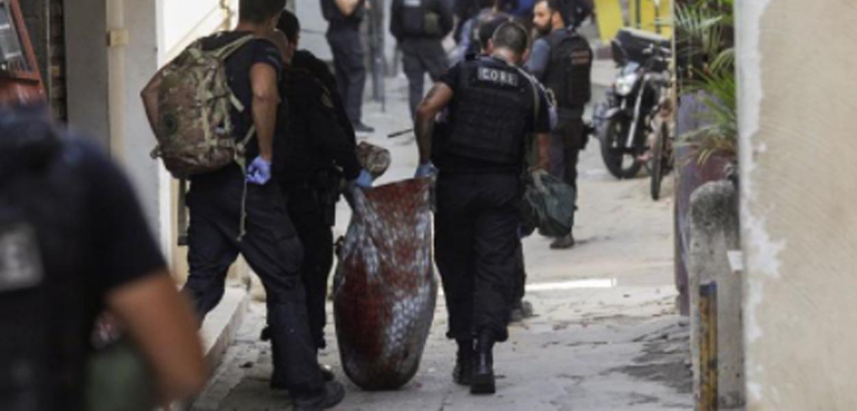Corpo de morador do Jacarezinho retirado num saco pela polícia