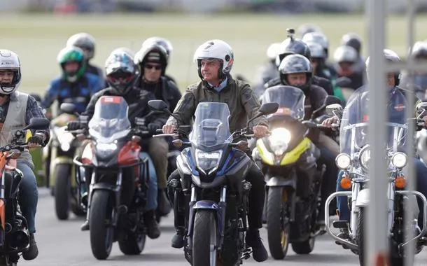 Bolsonaro faz passeio de moto pelas ruas de Brasília no Dia das Mães