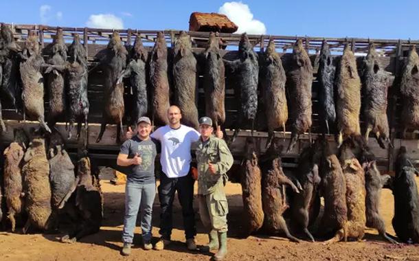 Eduardo Bolsonaro posa para foto com cadáveres de javalis caçados