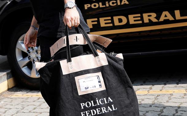 Policial federal carrega uma bolsa ao chegar à sede da Polícia Federalsorteio mega sena bolão caixaSão Paulo