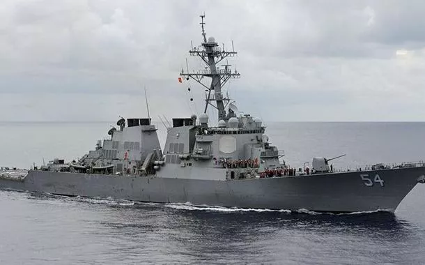 Navio de guerra dos EUA passa pelo Estreito de Taiwan (China)