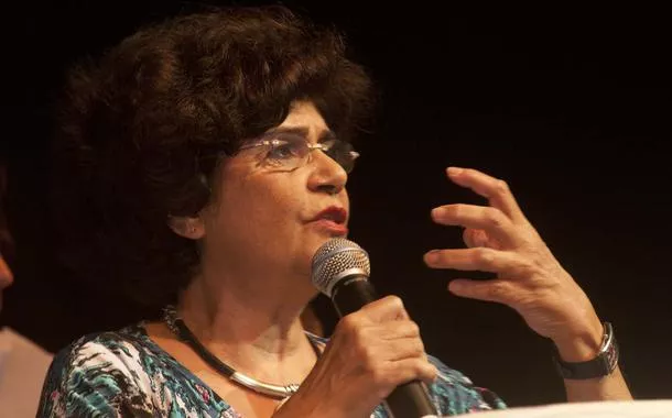 Marilena Chauí diz que economia digital mascara servidão e cria ilusão de liberdade