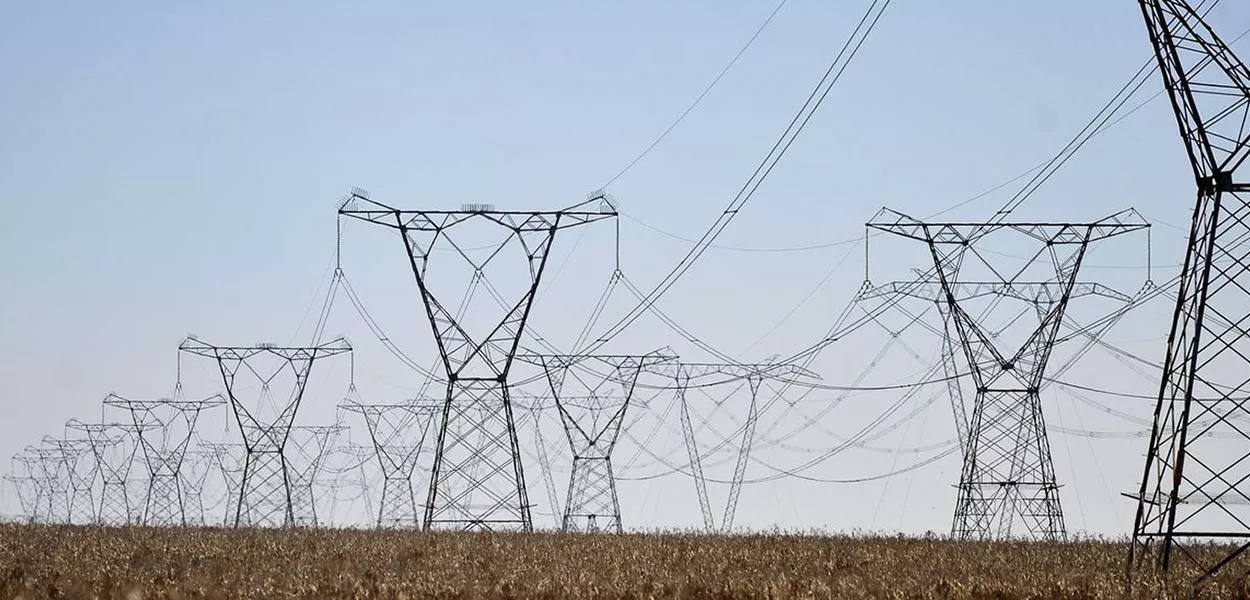 Linhas de transmissão de energia elétrica