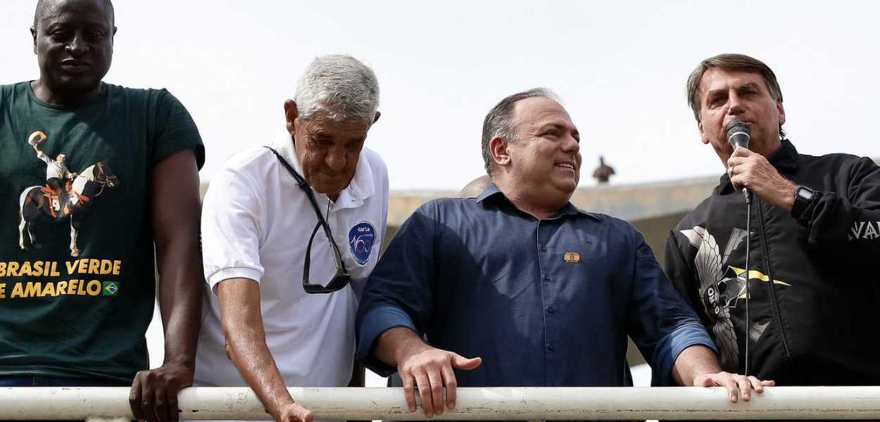 O presidente Jair Bolsonaro e o ex-ministro Eduardo Pazuello durante passeio de moto, que gerou aglomeração na cidade do Rio de Janeiro.