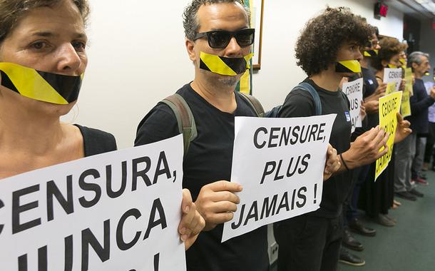 Artistas, sociedade civil e parlamentares durante manifestação na comissão censura nunca mais