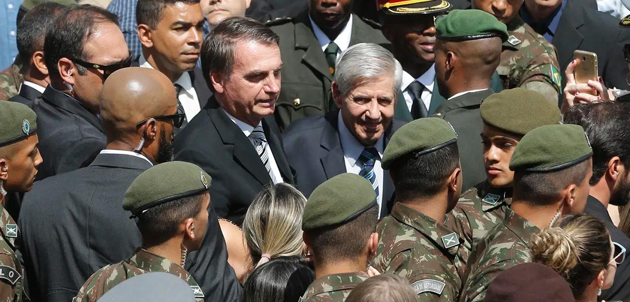 Jair Bolsonaro e militares