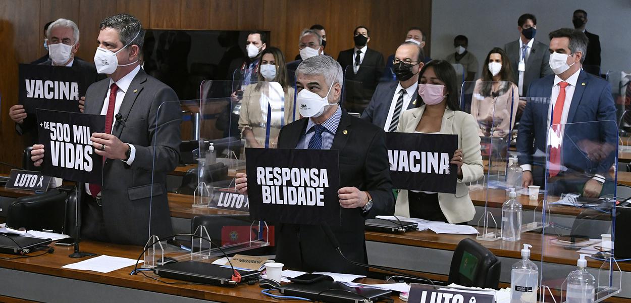 Senadores fazem um minuto de silêncio para homenagear os mais de 500 mil mortos pela Covid-19 no Brasil (Foto: Edilson Rodrigues/Agência Senado) Senadores fazem um minuto de silêncio para homenagear os mais de 500 mil mortos pela Covid-19 no Brasil