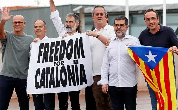 Separatistas da Catalunha deixam prisão pedindo independência da região