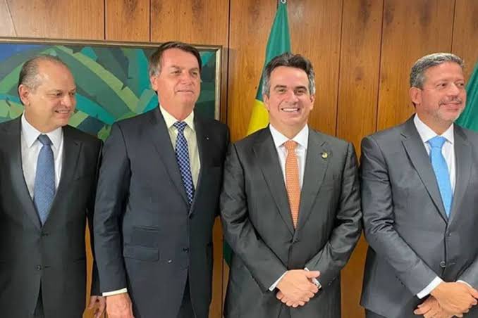 Bolsonaro com políticos do PP, partido do "Centrão". Da direita para a esquerda: Ricardo Barros, Ciro Nogueira e Arthur Lira