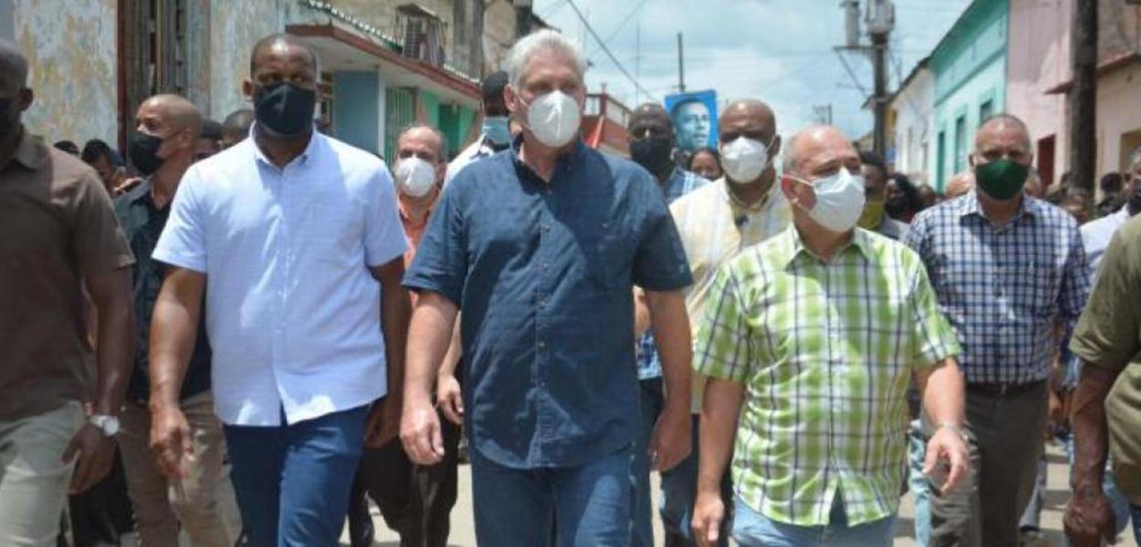 Presidente de Cuba Miguel Díaz-Canel visita a região que registrou protestos