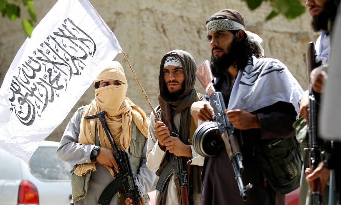 Combatentes do talibã celebram cessar-fogo em Ghanikhel, na província afegã de Nangarhar