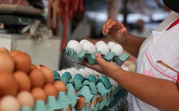 Vendedora segura ovos em um mercado de rua no Rio de Janeiro, Brasil