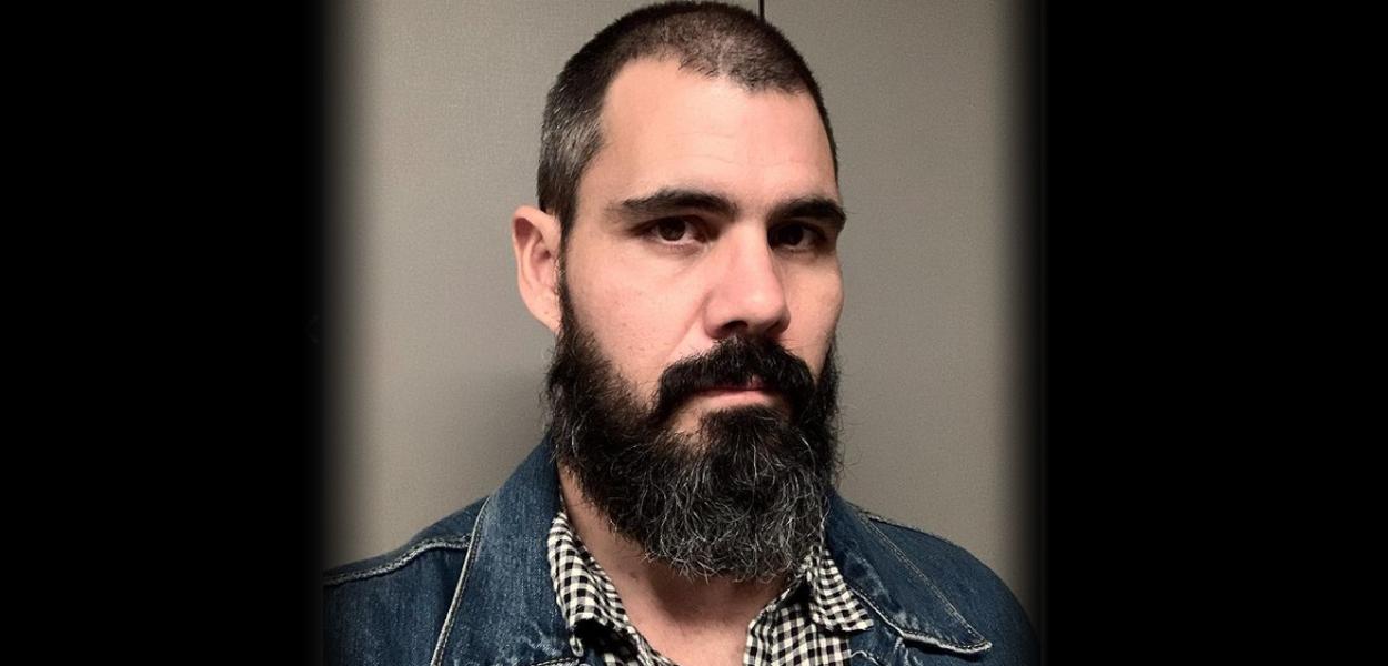 Quais foram os artistas que detonaram publicamente Juliano Cazarré após ator bolsonarista divulgar evento com temática red pill