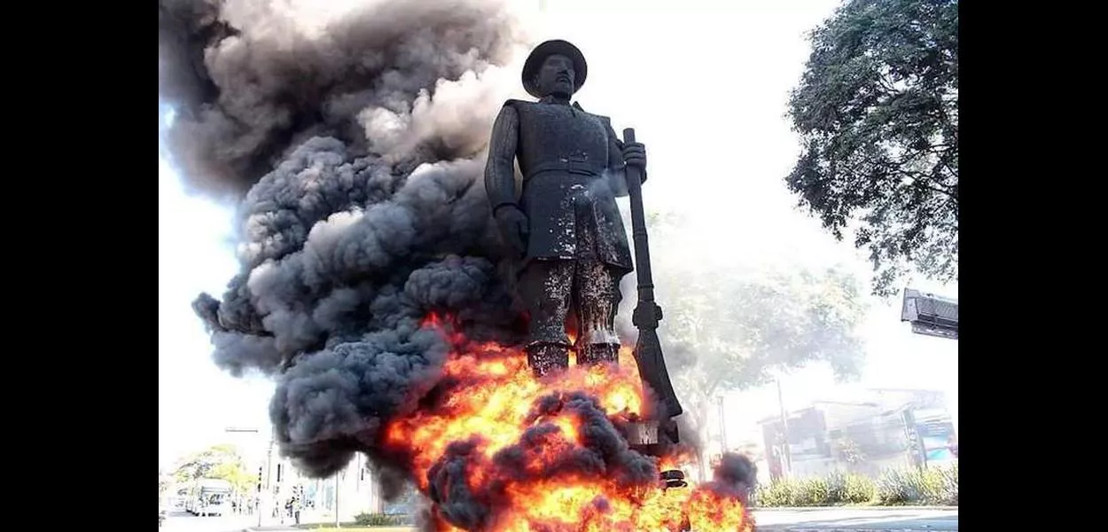 Estátua de Borba Gato incendiada em SP