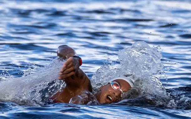 Ana Marcela Cunha briga, mas terminanovibet suporte4º lugar na maratona aquática