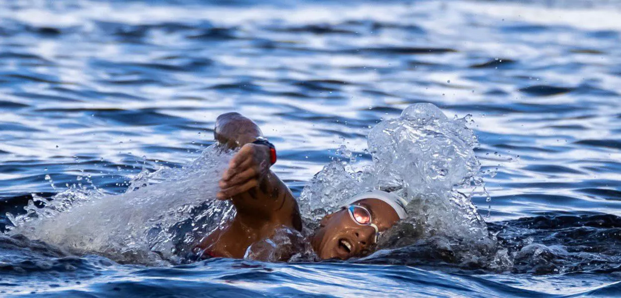 Ana Marcela Cunha briga, mas termina em 4º lugar na maratona aquática