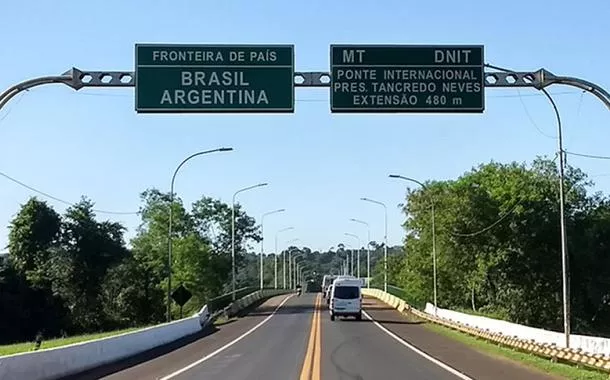 Argentina envia tropas do Exército à fronteira com o Brasil em ação contra o Comando Vermelho