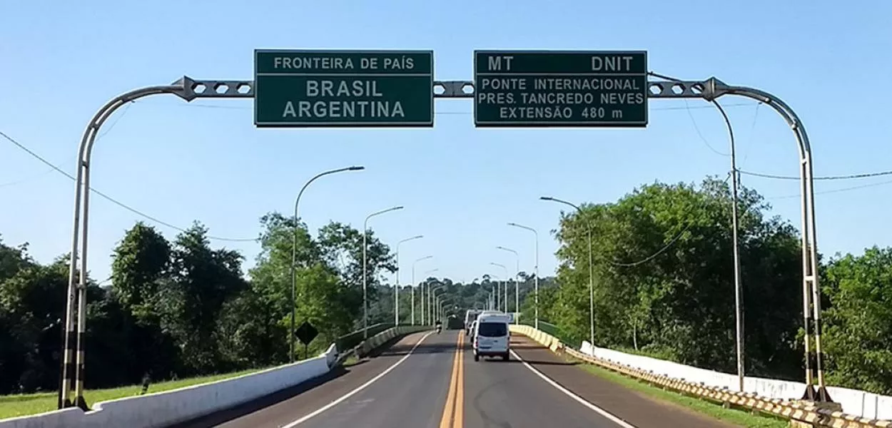 Argentina envia tropas do Exército à fronteira com o Brasil em ação contra o Comando Vermelho