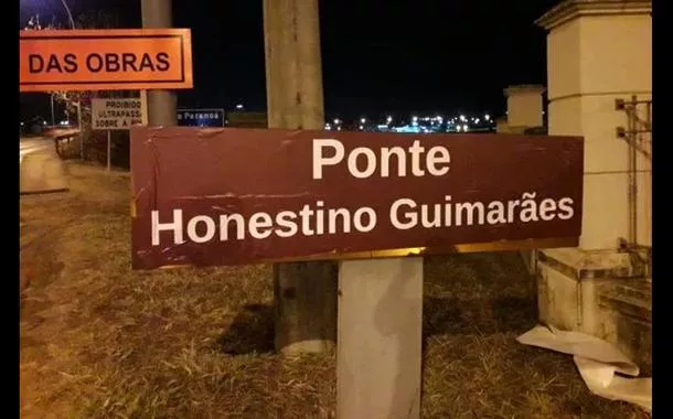 Estudantes trocam nome da Ponte Costa e Silva para Honestino Guimarães em Brasília